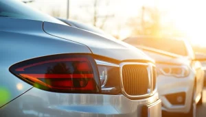 Gutachten Auto Düren: Kfz-Gutachter analysiert Fahrzeugschaden sorgfältig vor Ort.